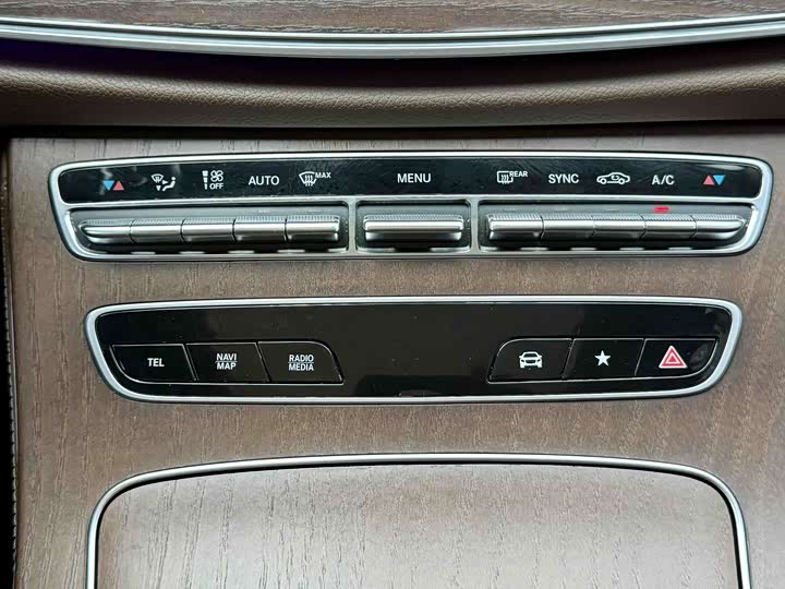 Mercedes-Benz E-Class 2022 E 300 L — фото 15