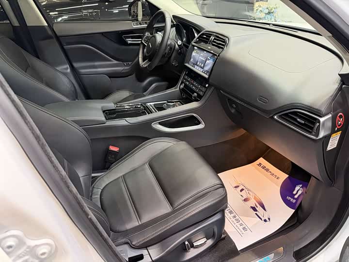 Jaguar F-PACE 2019 2.0 T 2 WD — фото 16