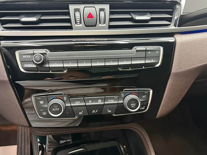 BMW X1 sDrive20Li премиум — фото 13