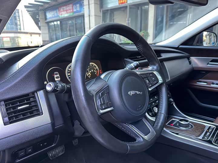Jaguar XFL 2018 XFL 2.0 T 250 PS — фото 20