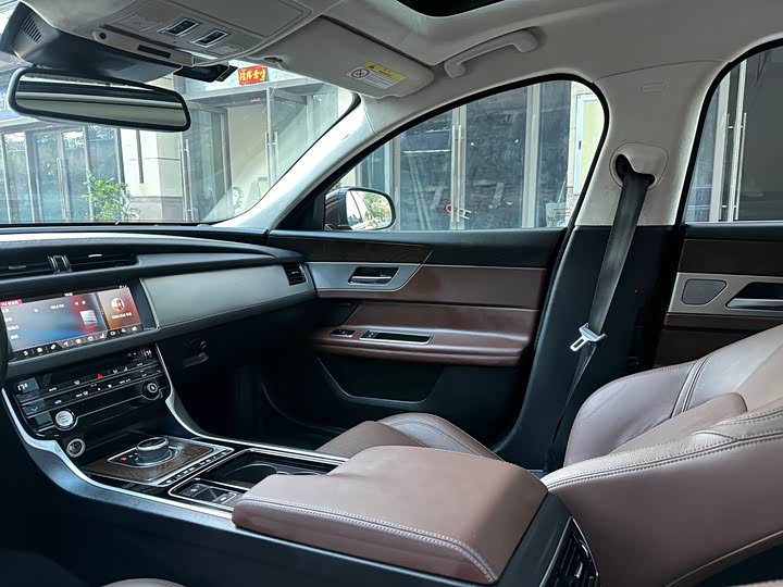 Jaguar XFL 2018 XFL 2.0 T 250 PS — фото 19