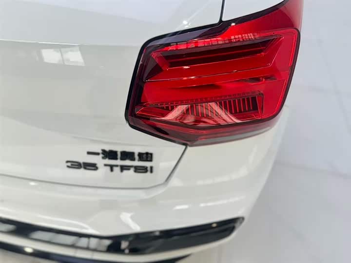 Audi Q2L 2024 35 TFSI — фото 11