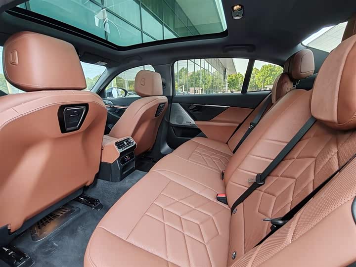 BMW 5-Series 2024 530 Li Leading — фото 19