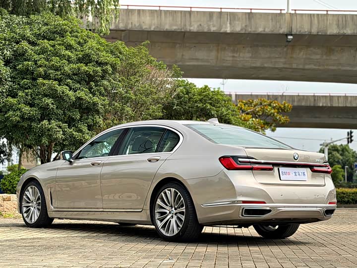 BMW 7 Series — фото 18