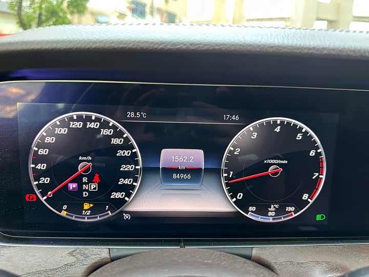 Mercedes-Benz E-Class 2019 E 300 L Luxury — фото 16