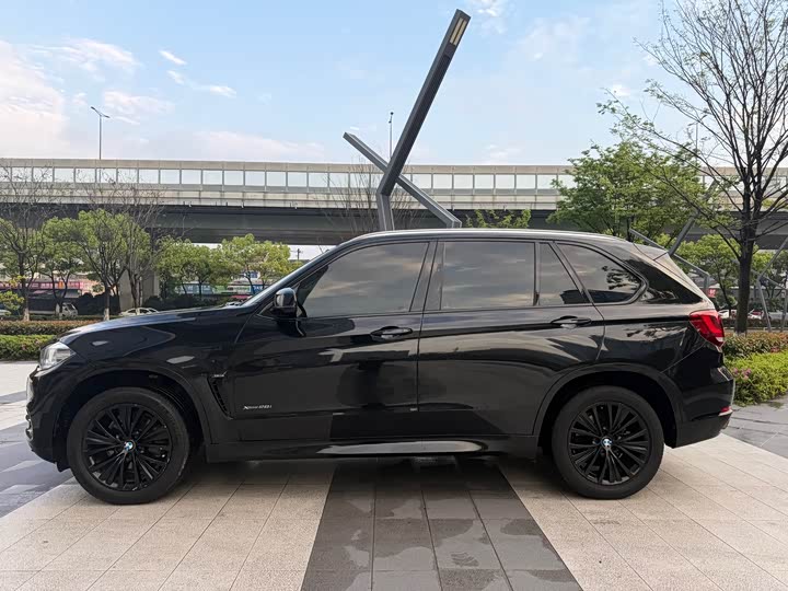BMW X5 2017 x Drive 28i — фото 18