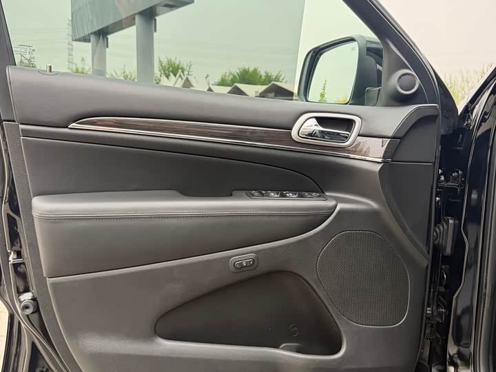Jeep Grand Cherokee — фото 15