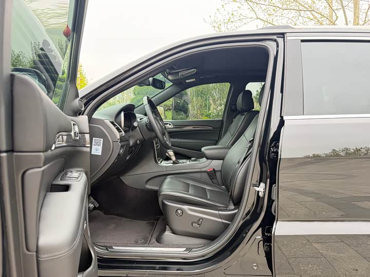 Jeep Grand Cherokee — фото 14