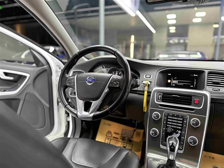 Volvo V60 2015 T 5 — фото 10