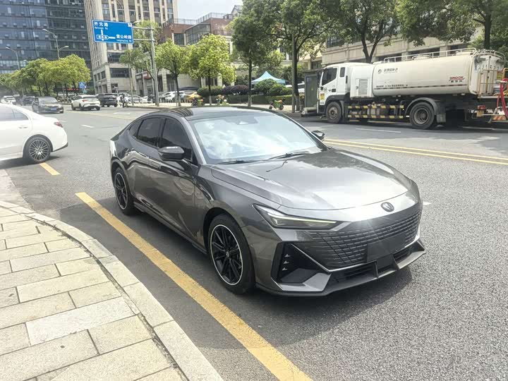 Changan UNI-V 2023 1.5 T Premium — фото 3