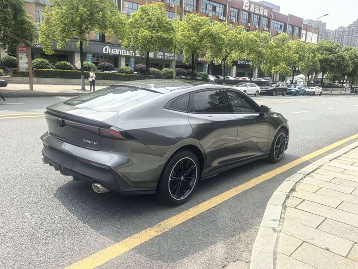 Changan UNI-V 2023 1.5 T Premium — фото 4