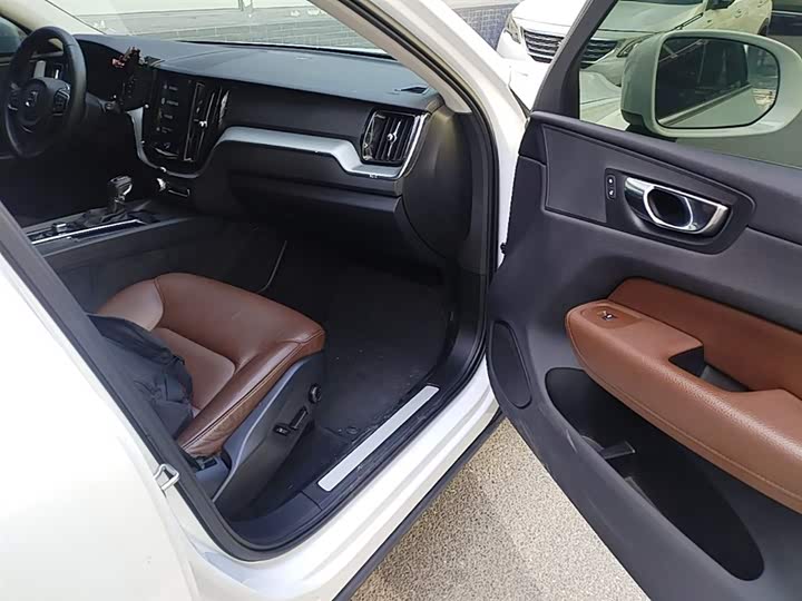 Volvo XC60 2021 T 5 4 WD — фото 11