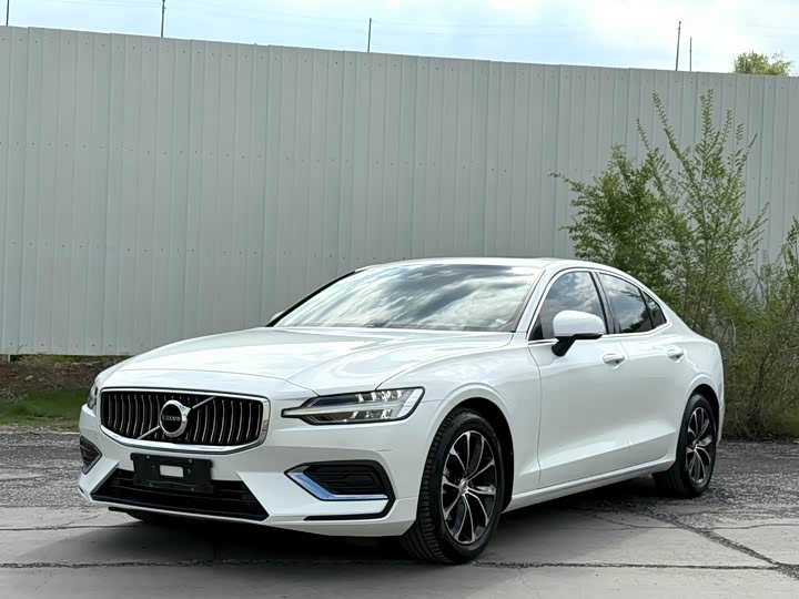 Volvo S60 2022 B 4 — фото 1