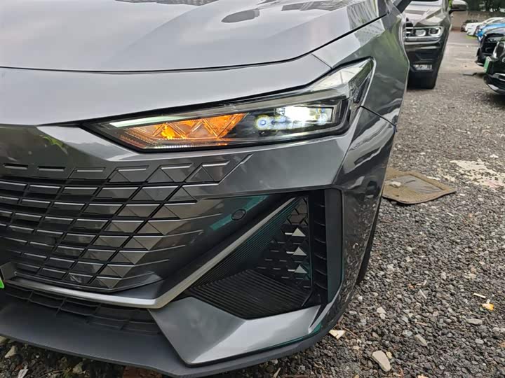 Changan UNI-V 2023 1.5 T Premium — фото 24