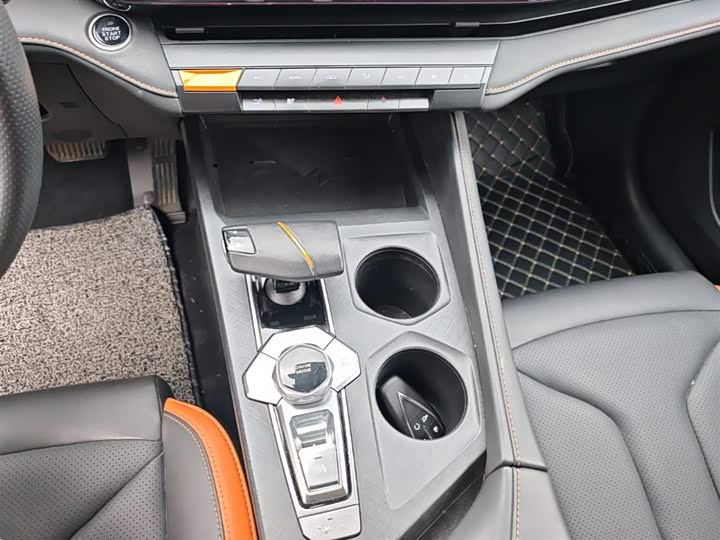 Changan UNI-V 2023 1.5 T Premium — фото 14