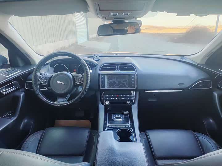Jaguar F-PACE 2016 2.0 T 2 WD — фото 8