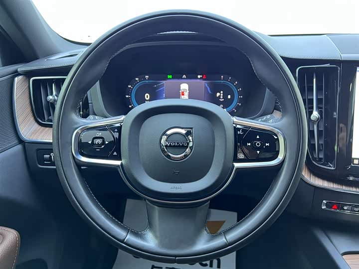 Volvo XC60 2022 B 5 4 WD — фото 13