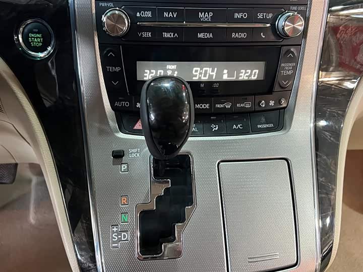 Toyota Alphard — фото 19
