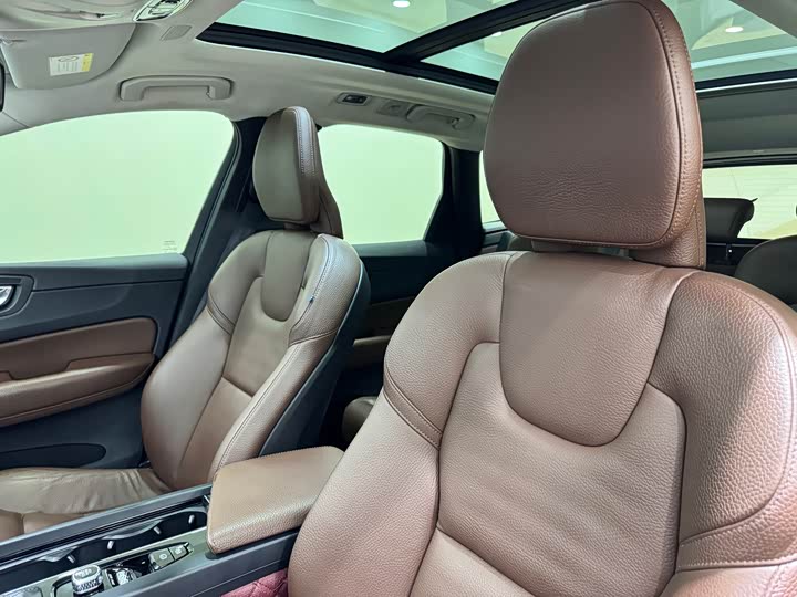 Volvo XC60 2019 T 5 4 WD V — фото 12