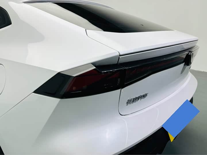 Changan UNI-V 2023 1.5 T Premium — фото 17