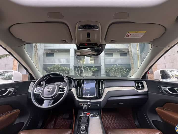 Volvo XC60 2018 T 5 4 WD — фото 4