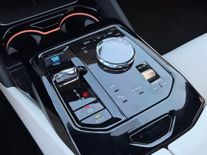 BMW i 5 M 60 2024 x Drive M 60 — фото 10