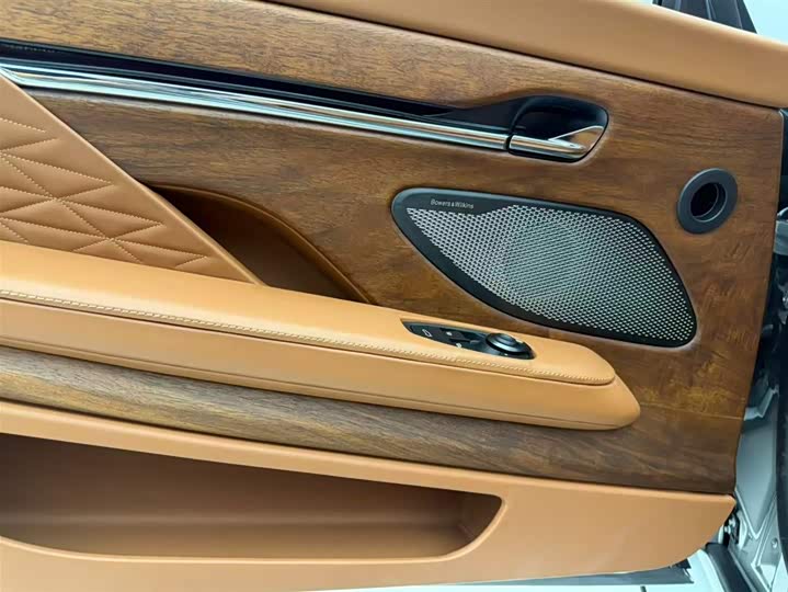 Aston Martin DB12 2023 4.0 T V 8 Volante — фото 13