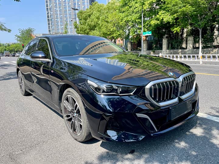 BMW 5-Series 2025 530 Li Leading M — фото 3