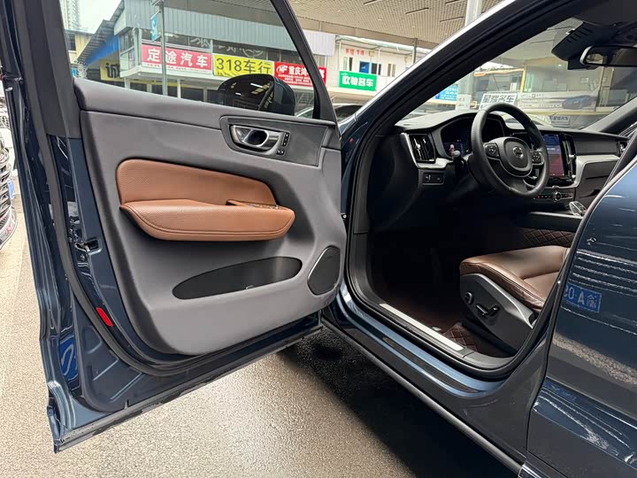 Volvo XC60 2022 B 5 4 WD — фото 13