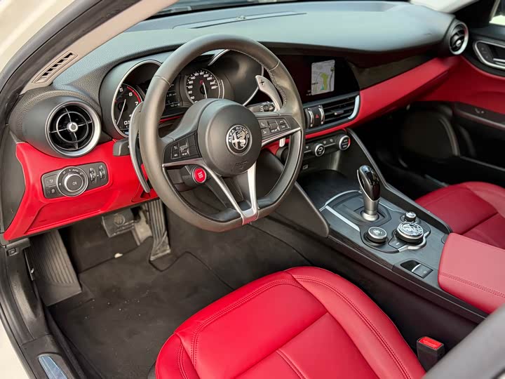 Alfa Romeo Giulia 2019 2.0 T 280 HP Black Package — фото 6
