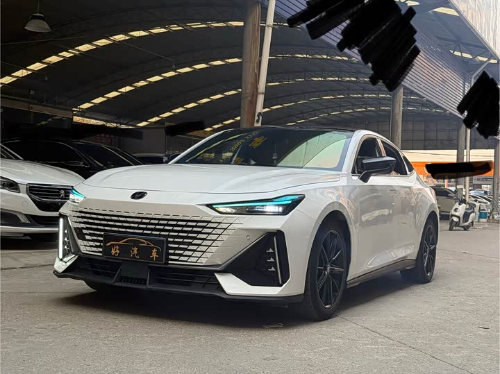 Changan UNI-V 2022 1.5 T Premium — фото 1