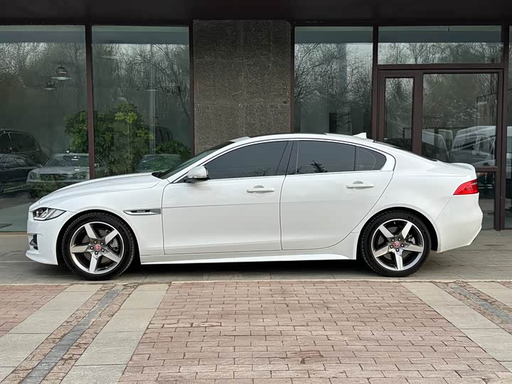 Jaguar XE 2015 2.0 T 200 PS R-Sport — фото 5