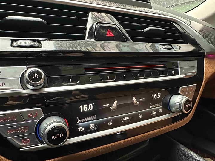 BMW 5 Series 528Li — фото 14