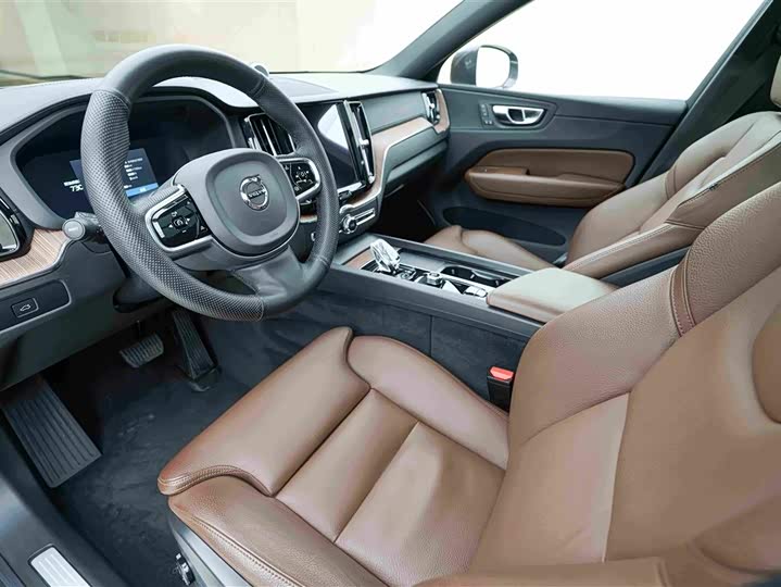 Volvo XC60 2023 B 5 4 WD — фото 10