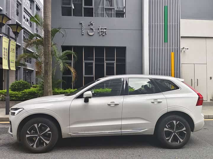Volvo XC 60 2026 B 5 4 WD — фото 4