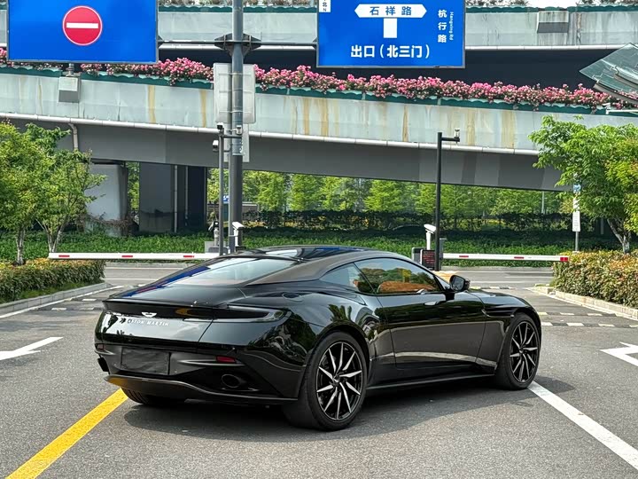 Aston Martin DB11 2022 4.0 T V 8 Coupe — фото 7