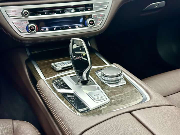 BMW 7 Series 730Li продвинутая — фото 9