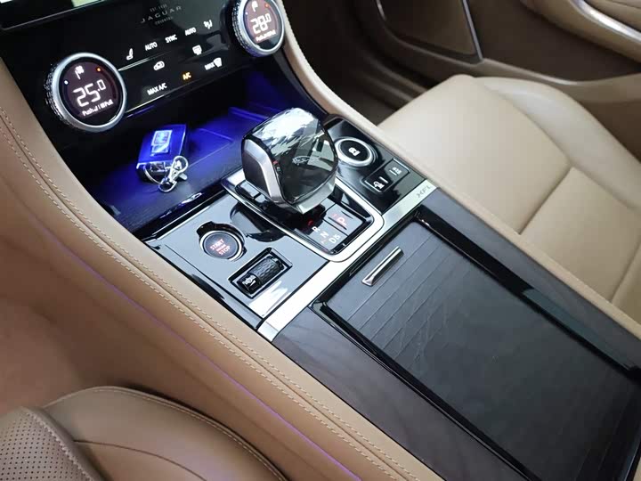 Jaguar XFL 2024 2.0 T P 250 2 WD — фото 12