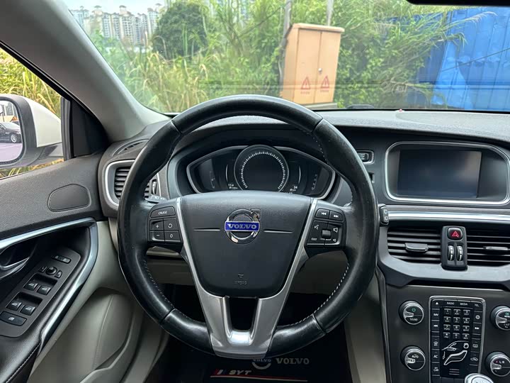 Volvo V40 2015 1.6 T — фото 10