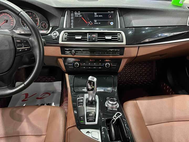 BMW 5 Series 520Li — фото 11
