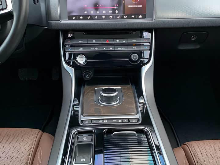 Jaguar XFL 2018 XFL 2.0 T 250 PS — фото 19