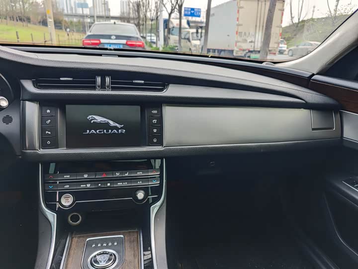 Jaguar XFL 2017 XFL 2.0 T 200 PS — фото 17