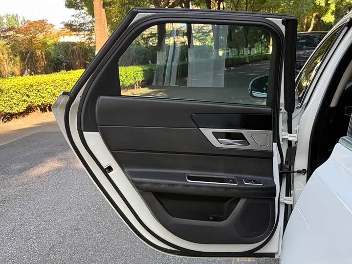Jaguar XF 2018 XF Sportbrake 2.0 T 250 PS 2 WD — фото 34