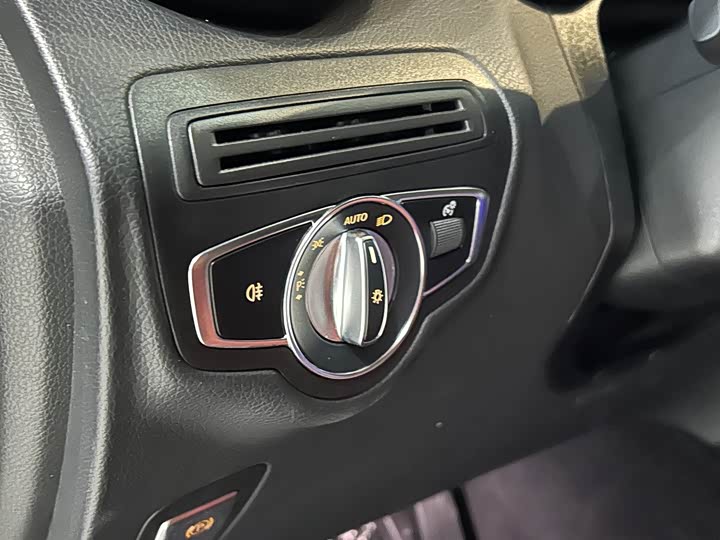 Mercedes-Benz GLC 2023 GLC 260 4 MATIC SUV — фото 7