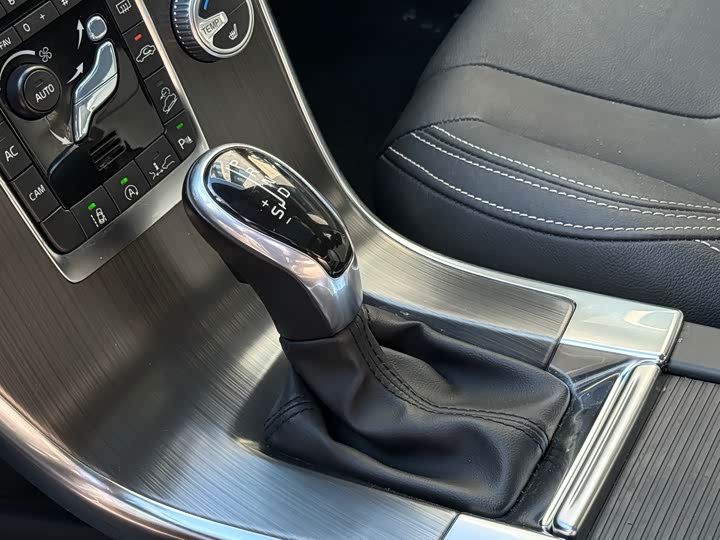 Volvo XC60 2016 T 5 AWD — фото 8