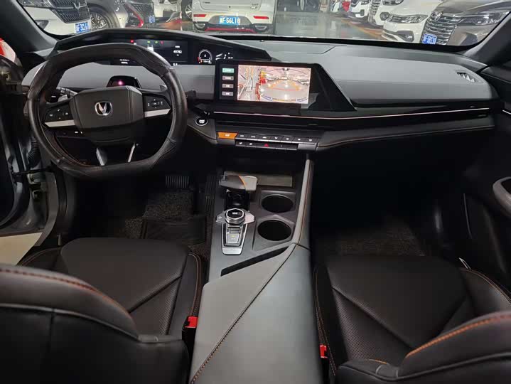 Changan UNI-V 2023 1.5 T Premium — фото 6