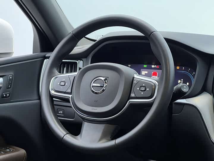 Volvo XC60 2023 B 5 4 WD — фото 25