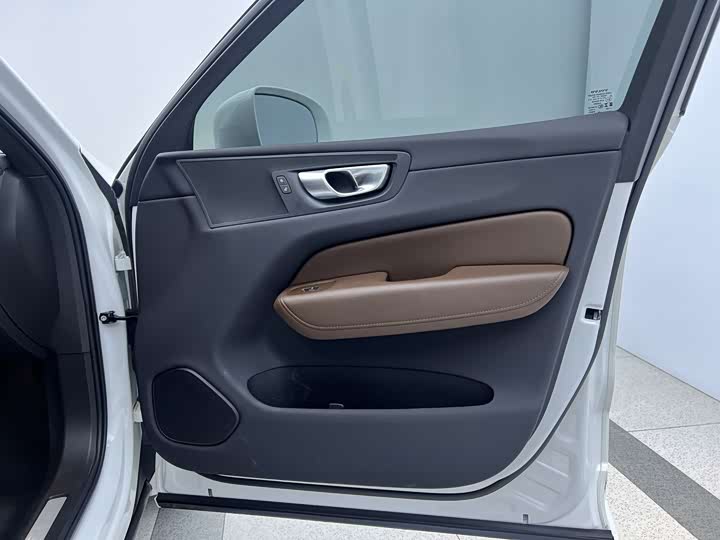 Volvo XC60 2023 B 5 4 WD — фото 20