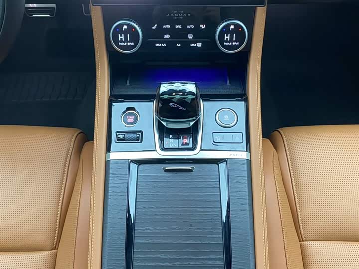 Jaguar XFL 2024 2.0 T P 300 4 WD — фото 20
