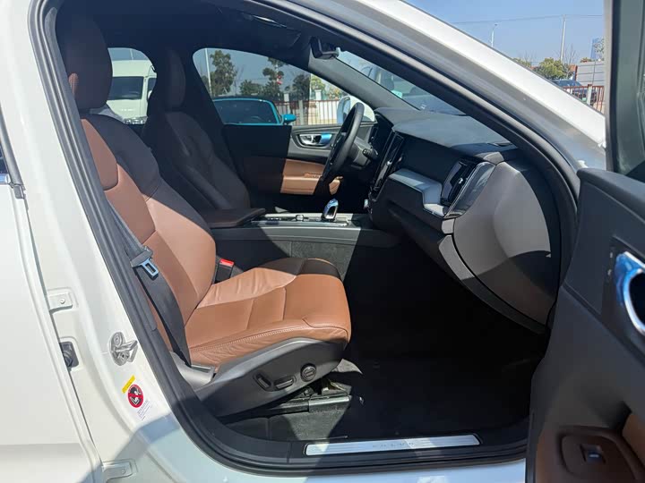 Volvo XC60 2023 B 5 4 WD — фото 17